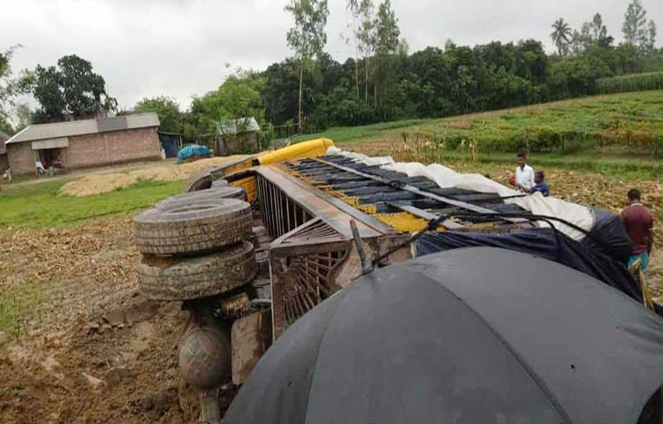 ঠাকুরগাঁও-দিনাজপুর সড়কের ২৮ মাইল এলাকায় ট্রাক-মাইক্রোবাস মুখোমুখি সংঘর্ষে চারজন নিহত হয়েছেন। এই ঘটনায় গুরুতর আহত হয়েছেন আরও তিনজন। ছবি: তানভীর হাসান তানু