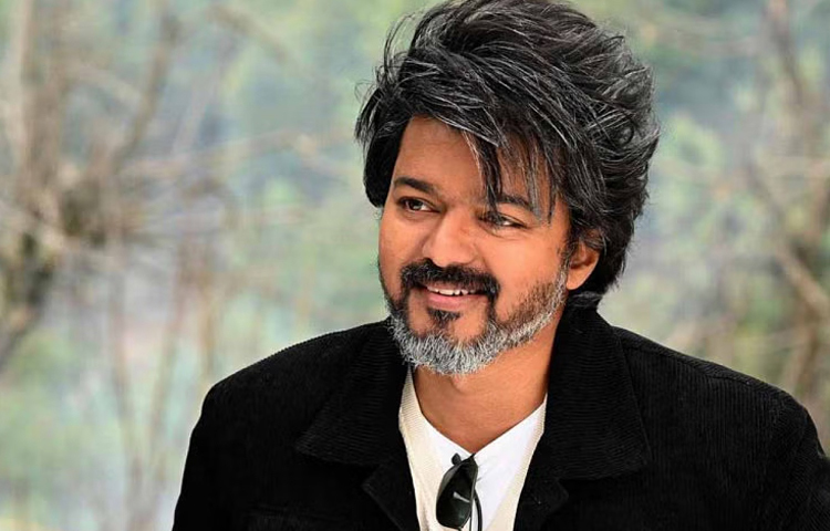 ১৯৮৪ সালে ‘ভেট্রি’ সিনেমায় শিশু শিল্পী হিসেবে বড় পর্দায় যাত্রা শুরু করেছিলেন এই সুপারস্টার। তবে প্রধান চরিত্রে তার প্রথম সিনেমা ‘নালাইয়া থেরপু’ মুক্তি পেয়েছিলো ১৯৯২ সালে।