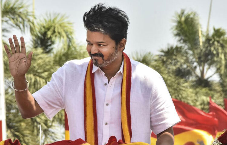 থালাপতি বিজয় আজ কেবল দক্ষিণী সিনেমার নায়ক নন, বরং একটি ব্র্যান্ড। তার সিনেমায় যেমন অ্যাকশন আর বিনোদন থাকে, তেমনি সামাজিক বার্তাও ফুটে ওঠে। ঘিলি থেকে মাস্টার, প্রতিটি ছবি তার ক্যারিয়ারে যোগ করেছে নতুন মাত্রা। এই পাঁচটি সিনেমা শুধু তার জনপ্রিয়তার প্রমাণই নয়, বরং তাকে কোটি ভক্তের কাছে থালাপতি বা নেতার আসনে বসিয়েছে।