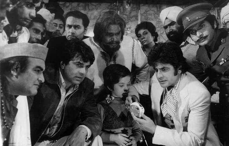 দ্য বার্নিং ট্রেন (১৯৮০): একই সঙ্গে অ্যাকশন, থ্রিলার ও দেশপ্রেমের এক অনন্য সংমিশ্রণ এই সিনেমা। ধর্মেন্দ্রর সাহসী চরিত্র এবং চমকপ্রদ রেল দৃশ্য দর্শকদের জন্য রোমাঞ্চকর অভিজ্ঞতা তৈরি করে।