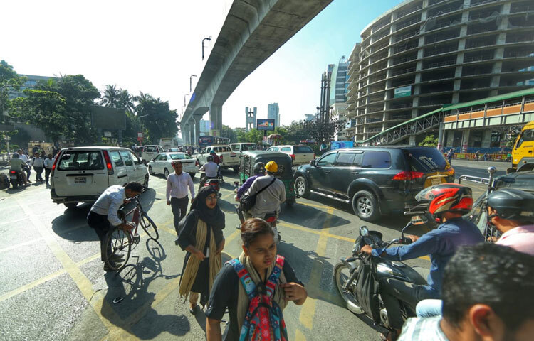 সকাল ৯টা ২০ মিনিটে তোলা ছবিতে স্পষ্ট ধরা পড়ে কর্মদিবসের সাধারণ ব্যস্ততা যেন শাটডাউনের কোনো ছোঁয়া নেই।