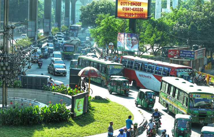 শাটডাউন কর্মসূচীর মধ্যেও রাজধানীর জীবনযাত্রা এভাবে গতি পাওয়াকে অনেকে দেখছেন ‘নিত্য প্রয়োজনের বাস্তবতা’ হিসেবে। রাজনৈতিক কর্মসূচী যাই থাকুক, সাধারণ মানুষের জীবিকা ও দায়িত্ব পালনের চাপে শহরের চাকা থেমে থাকে না। কাওরানবাজারের সকালের দৃশ্য সেই বাস্তবতারই আরেকটি প্রমাণ।