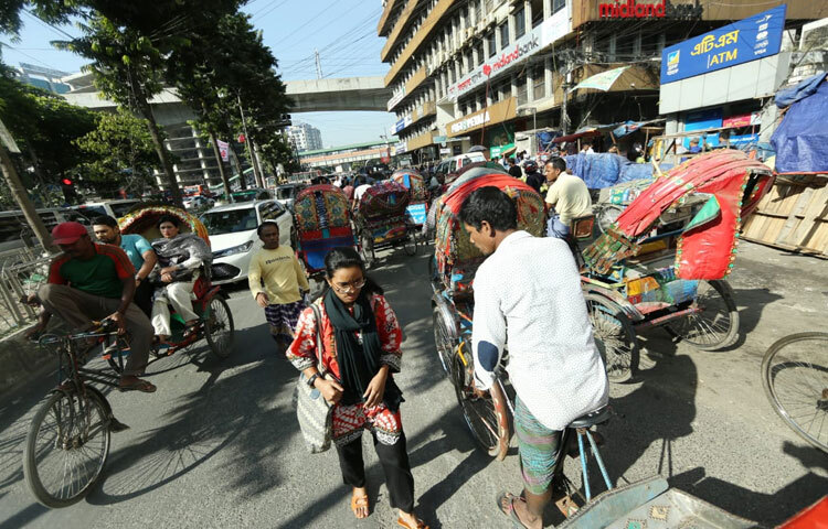 সকালের সেই সময়ে কাওরানবাজারের প্রধান সড়কে রিকশা, বাস, প্রাইভেটকার, মোটরবাইকসহ বিভিন্ন যানবাহনের সারি লেগেই ছিল।