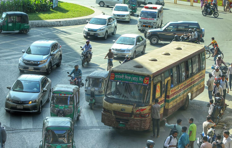 ফুটপাতেও দেখা যায় কর্মস্থলে যেতে ব্যস্ত অফিসগামী মানুষের ভিড়। কারও হাতে নাস্তার প্যাকেট, কারও চোখে তাড়াহুড়োর ছাপ সব মিলিয়ে রাজধানীর এই গুরুত্বপূর্ণ বাণিজ্যিক এলাকাটি ছিল প্রায় স্বাভাবিক ছন্দে।