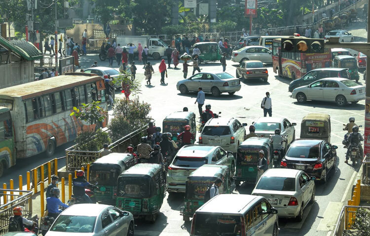 শাটডাউনের ঘোষণায় অনেকেই ধারণা করেছিলেন, সকাল থেকে রাজধানীতে সড়ক ফাঁকা থাকবে, গণপরিবহন সীমিত হবে। তবে কাওরানবাজারের পরিস্থিতি সেই ধারণাকে ভুল প্রমাণ করেছে।