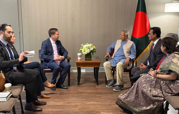 নিউইয়র্কে দক্ষিণ ও মধ্য এশিয়ার জন্য যুক্তরাষ্ট্রের বিশেষ দূত এবং ভারতের জন্য মনোনীত মার্কিন রাষ্ট্রদূত সার্জিও গোরের সঙ্গে এক বৈঠকে প্রধান উপদেষ্টা।