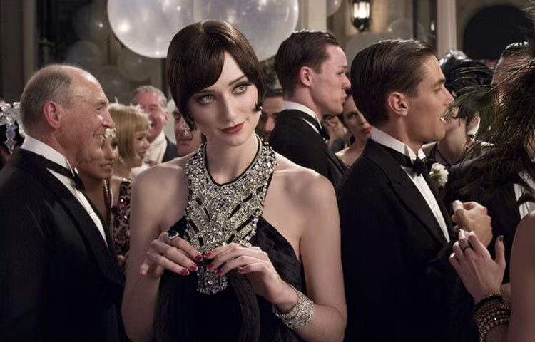 তবে ২০১৩ সালের ‘দ্যা গ্রেট গেটসবাই’ ছবিতে জর্ডান বেকারের চরিত্রে অভিনয় করে তিনি আলোচনায় আসেন। তার লম্বা গড়ন, শার্প লুক এবং সাবলীল অভিনয় দর্শক ও সমালোচকদের নজর কাড়ে।