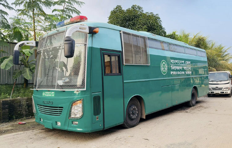কারা অধিদপ্তরের এআইজি (উন্নয়ন) মো. জান্নাত-উল ফরহাদ বলেন, এই ভ্যানগুলো শুধু ভিআইপি বন্দির জন্য নয়, যেকোনো আসামি স্থানান্তরের সময় প্রয়োজনে ব্যবহার করা হয়। প্রতিটি গাড়িতেই সিসি ক্যামেরা ও জিপিএস সংযুক্ত আছে।