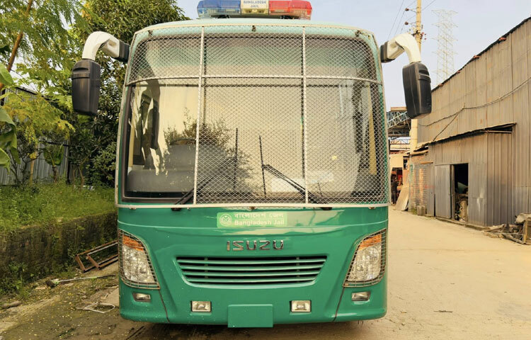 অবশেষে বাংলাদেশের কারাগার ব্যবস্থায় যোগ হলো এক নতুন অধ্যায়। আর এখন সেই গল্পের কেন্দ্রবিন্দু পাঁচটি আধুনিক প্রিজন ভ্যান। যে গাড়িগুলোর যাত্রা শুরু হয়েছিল ঢাকার মার্কিন দূতাবাস থেকে, এক বছরের বেশি সময় আগে।