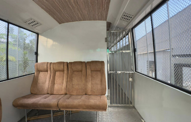 অর্থাৎ এখন প্রিজন ভ্যানের প্রতিটি চলাচল দেখা যাবে কেন্দ্রীয় নিয়ন্ত্রণ কক্ষের স্ক্রিনে-রিয়েল টাইমে। দরজা বা জানালা খোলার চেষ্টাও ধরা পড়বে মনিটরে। কেউ যদি আসামি ছিনিয়ে নেওয়ার চেষ্টা করে, মুহূর্তেই সতর্ক হবে নিয়ন্ত্রণকক্ষ। এ যেন নিরাপত্তায় এক নতুন দিগন্ত।