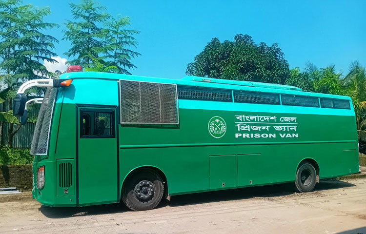 কারা অধিদপ্তরের আরেক কর্মকর্তা বলেন, আগে প্রিজন ভ্যান থেকে আসামি ছিনতাই ছিল এক ভয়ংকর বাস্তবতা। এখন প্রযুক্তির চোখ সব সময় তদারক করছে প্রতিটি পদক্ষেপ। তবে এই নিরাপত্তা ব্যবস্থারও কিছু সীমাবদ্ধতা আছে। গাড়িগুলো শুধু অকটেনে চলে, ফলে ব্যয় তুলনামূলক বেশি। ঢাকা থেকে কাশিমপুর পর্যন্ত একবার যাতায়াতে তেল খরচ হয় সাত থেকে আট হাজার টাকা পর্যন্ত। তবুও যারা প্রতিদিন বন্দিদের নিরাপদে আদালতে বা এক কারাগার থেকে অন্য কারাগারে নিয়ে যান, তাদের কাছে এই গাড়ি যেন এক আশীর্বাদ। এ যেন প্রযুক্তির ছোঁয়ায় বদলে যাওয়া এক নিরাপত্তা যাত্রা। যেখানে লোহা, তালা আর শিকলকে পেরিয়ে যুক্ত হয়েছে বিশ্বাস আর সুরক্ষার নতুন অধ্যায়।
