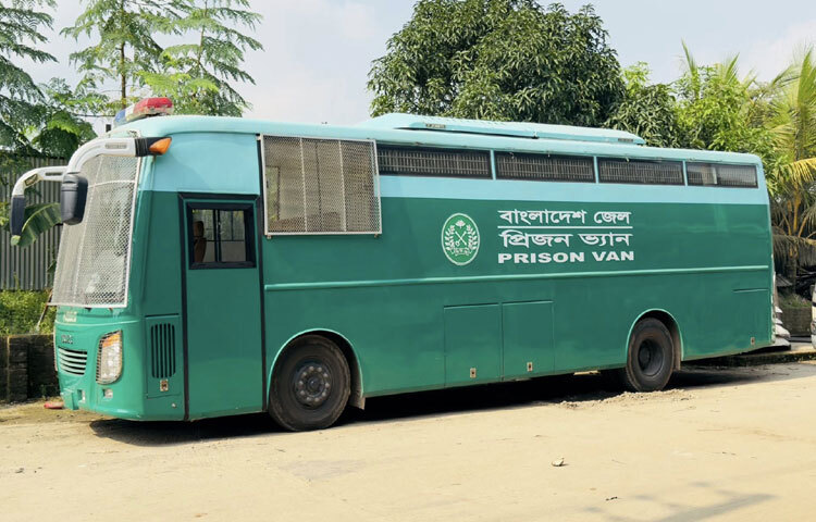 কারণ, হোয়াইট হাউসে আসন গ্রহণ করেছিলেন ডোনাল্ড ট্রাম্প। এরপরই বিভিন্ন দেশের অনুদান কার্যক্রম স্থগিত হয়ে যায়। তাই গিফট হিসেবে পাওয়া এই প্রিজন ভ্যানগুলোর রেজিস্ট্রেশন আটকে ছিল সময়ের জটিলতায়।