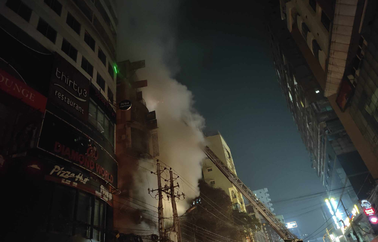 প্রথমে আগুন লাগে ভবনটির দোতলার একটি রেস্তোরাঁয়। এরপর তা ছড়িয়ে পড়ে ভবনের ওপরের তলাগুলোতে। এ সময় আতঙ্কে ভবন থেকে নামতে গিয়ে আহত হন অনেকে। ভবনের ভেতরেও আটকা পড়েন অনেকে। ছবি: তৌহিদুজ্জামান তন্ময়