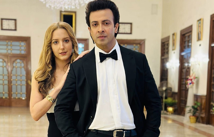 এবারের মুক্তির তালিকায় থাকা ‘রাজকুমার’ সিনেমাটি রয়েছে আলোচনায়। এই ছবিতে সুপারস্টার শাকিব খানের বিপরীতে অভিনয় করবেন মার্কিন অভিনেত্রী কোর্টনি কফি। ছবি: সংগৃহীত