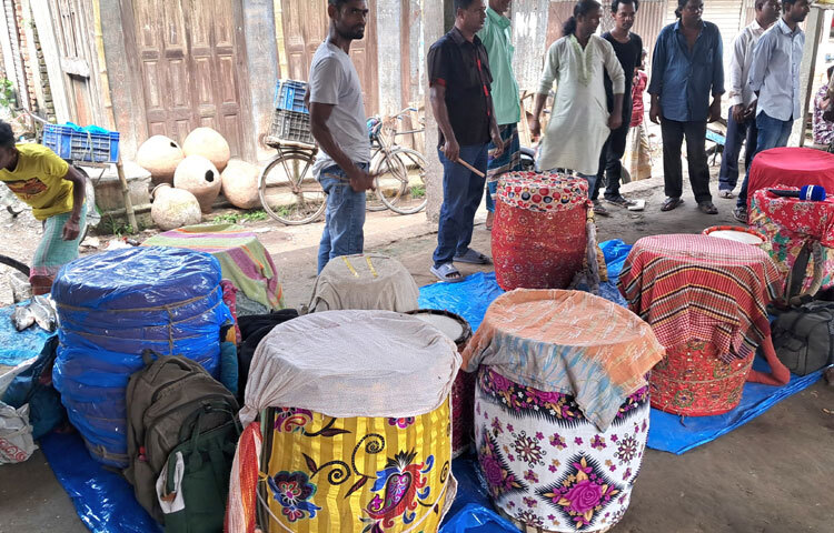 দেশের গ্রামগঞ্জে পূজামণ্ডপগুলো সাজছে রঙ, আলো আর প্রতিমার আভায়। কিন্তু কটিয়াদীর এক কোণে, আড়িয়াল খাঁ নদপাড়ে চলছে এক আলাদা কোলাহল। এখানে বসেছিল সেই বিখ্যাত ঢাকের হাট, যেখানে বাদ্যযন্ত্র নয়, বিক্রি বাদক দল।