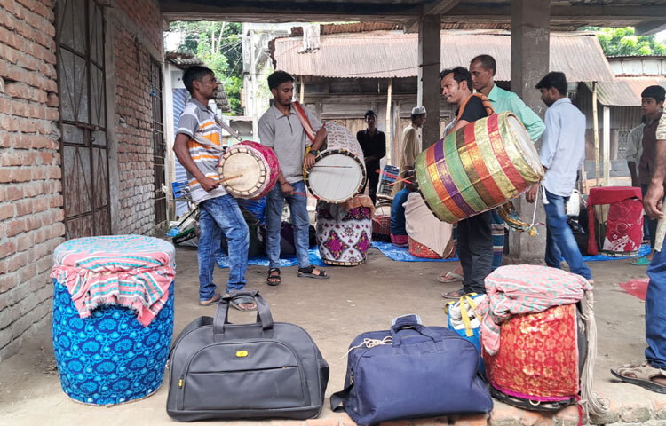 রাজা নিজে দাঁড়িয়ে শুনতেন, সেরা দলকে দিতেন পুরস্কার। সেই আয়োজনই ধীরে ধীরে রূপ নেয় হাটে, যা পরে স্থান বদলে আসে কটিয়াদীর পুরাতন বাজার এলাকায়।