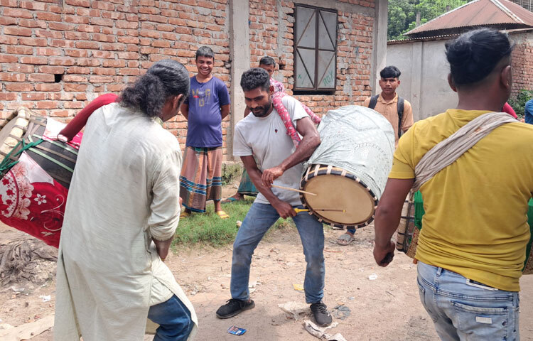 এ হাটের জন্মও নাটকীয়ভাবে। স্থানীয়রা বলেন, ষোড়শ শতকে সামন্ত রাজা নবরঙ্গ রায় দুর্গাপূজার জন্য ঢাকিদের খুঁজতে বিক্রমপুরে বার্তা পাঠাতেন। নৌকায় নৌকায় ঢাকি এসে ভিড়ত ব্রহ্মপুত্রের যাত্রাঘাটে।