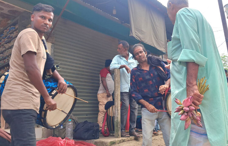 কটিয়াদীর ঢাকের হাট শুধু বাদক ভাড়ার জায়গা নয়, এটা বাঙালির সাংস্কৃতিক স্মৃতি। যখন দেবী দুর্গা প্রতিমায় আসন নেবেন, তখন এই ঢাকিদের সুর আর তালের ছন্দেই পূর্ণ হবে পূজার আনন্দ।