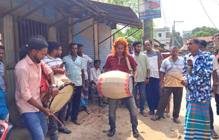 কারও স্বপ্ন পরিবারের মুখে হাসি ফোটানো, কারও লক্ষ্য নতুন জামাকাপড় বা সন্তানের পড়াশোনার খরচ।