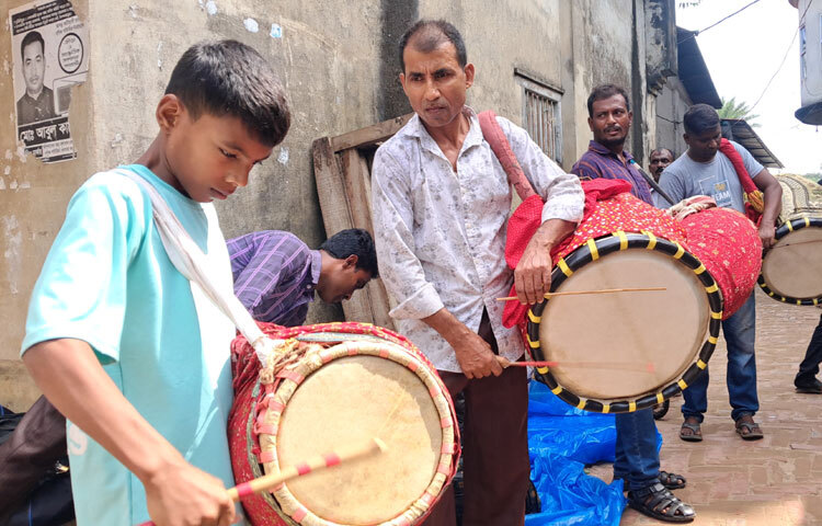 শুক্রবার সকাল থেকেই জমে উঠেছে হাট। একপাশে ঢাক, ঢোল, কাঁসর, সানাই, বাঁশি, খঞ্জরি, করতাল সব বাদ্যযন্ত্র বাজিয়ে নিজেদের নৈপুণ্য দেখাচ্ছে দলগুলো। 
অন্যপাশে দাঁড়িয়ে মনোযোগ দিয়ে শুনছেন পূজারি ও আয়োজকরা। কার তাল কত নিখুঁত, কার বাজনায় দেবীর আগমন আরও মহিমান্বিত হবে তার ওপর নির্ভর করছে চুক্তির অঙ্ক। দাম উঠছে ১০ হাজার থেকে দুই লাখ টাকা পর্যন্ত।