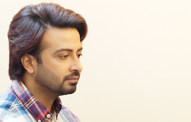 সবার প্রিয় এই সুপারস্টারের আসল নাম মাসুদ রানা। তার বাবা আব্দুর রব ছিলেন একজন সরকারি চাকরিজীবী ও মা নুরজাহান গৃহিণী। তার শৈশব কেটেছে নারায়ণগঞ্জে। ছবি: ফেসবুক থেকে