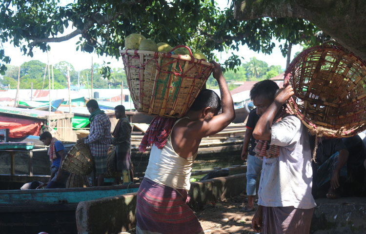 স্থানীয় বাজারের চাহিদা মিটিয়ে রাজধানীসহ দেশের বিভিন্ন বাজারে দিন দিন এর চাহিদা বেড়েই চলেছে। রাঙ্গামাটির বিভিন্ন হাটে মৌসুমি ফলের পাশাপাশি জাম্বুরায় ভরপুর। পাইকাররা প্রতিদিন রাঙ্গামাটি থেকে ৫-১০ ট্রাক জাম্বুরা নিয়ে যান দেশের বিভিন্ন ফলের আড়তে।