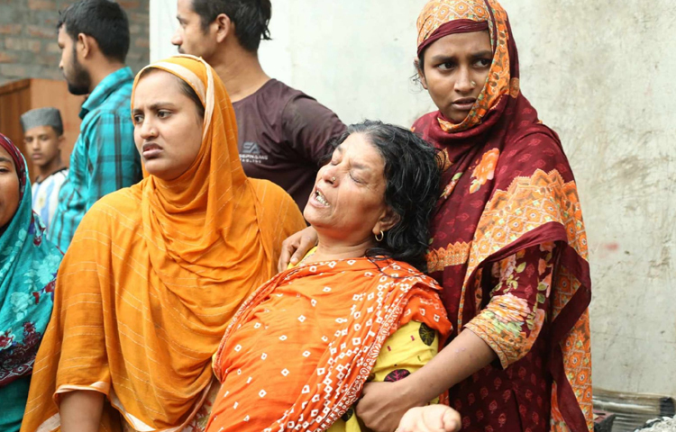 আগুনে সব হারিয়ে স্তব্ধ হয়ে গেছেন তারা। ছবি: মাহবুব আলম