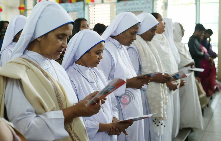 তারা প্রার্থনায় অংশ নেন। এ সময় বিশ্বশান্তির জন্য প্রার্থনাও করা হয়। ছবি: মাহবুব আলম