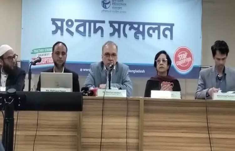 গণভোটের মূল ভিত্তি রক্তাক্ষরে রচিত জুলাই সনদে অন্তর্ভুক্ত সিংহভাগ প্রস্তাব, যা ট্রান্সপারেন্সি ইন্টারন্যাশনাল বাংলাদেশের (টিআইবি) মূল ম্যান্ডেট। এমনটি জানিয়েছেন সংস্থাটির নির্বাহী পরিচালক ড. ইফতেখারুজ্জামান। একই সঙ্গে আসন্ন ত্রয়োদশ জাতীয় সংসদ নির্বাচনের প্রেক্ষাপটে গণভোটে ‘হ্যাঁ’ ভোটের পক্ষে সমর্থন জানিয়েছে টিআইবি।