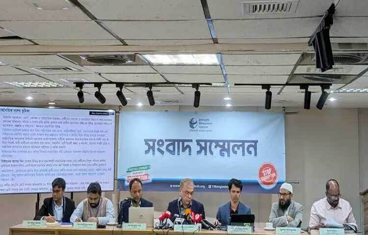 ট্রান্সপারেন্সি ইন্টারন্যাশনাল বাংলাদেশ (টিআইবি) জানিয়েছে, ত্রয়োদশ জাতীয় সংসদ নির্বাচনকে কেন্দ্র করে আওয়ামী লীগ একদিকে আনুষ্ঠানিকভাবে নেতিবাচক অবস্থান নিলেও, অন্যদিকে দলটির নেতাকর্মী ও সমর্থকদের একটি অংশ অনানুষ্ঠানিকভাবে ভোটাধিকার প্রয়োগসহ রাজনৈতিক কর্মকাণ্ডে অংশ নিয়েছেন। ফলে দলটির উভয় ভূমিকার ক্ষেত্রে প্রত্যক্ষ ও পরোক্ষ সম্পৃক্ততা ছিল বলে দাবি করেছে সংস্থাটি।