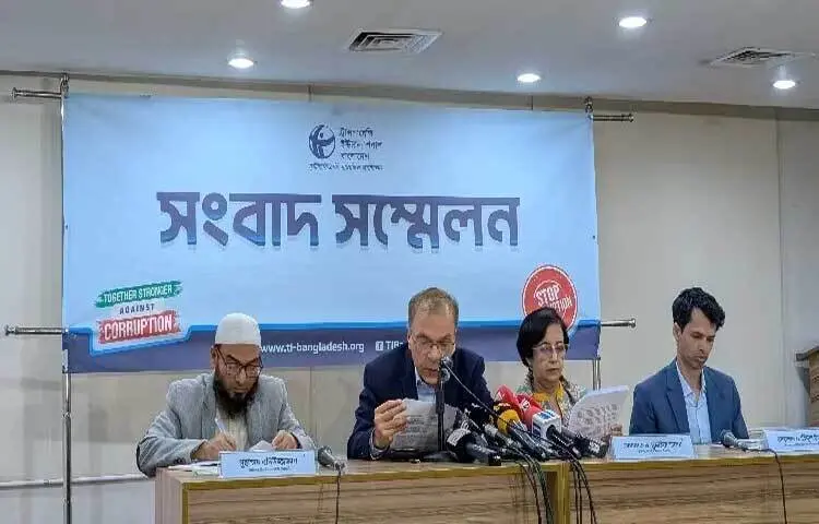 দেশে কার্যকর মানবাধিকার কমিশন গঠন ও গুম প্রতিরোধে অন্তর্বর্তী সরকারের প্রণীত অধ্যাদেশগুলো দ্রুত পাসে আগ্রহ না দেখানো উদ্বেগজনক বলে জানিয়েছেন টিআইবির নির্বাহী পরিচালক ড. ইফতেখারুজ্জামান।