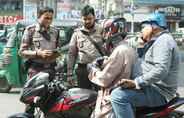 কোথা থেকে আসছেন, কোথায় যাচ্ছেন এমন নানা প্রশ্নের মাধ্যমে যাচাই করা হচ্ছে চলাচলের কারণ। প্রয়োজনে কাগজপত্রও পরীক্ষা করা হচ্ছে।
