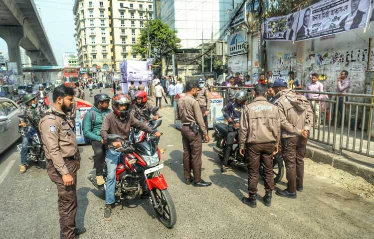পুলিশ কর্মকর্তারা বলছেন, নির্বাচনকালীন সময়ে আইনশৃঙ্খলা স্বাভাবিক রাখতে এ ধরনের তল্লাশি কার্যক্রম জোরদার করা হয়েছে। সন্দেহজনক ব্যক্তি বা যানবাহন শনাক্ত করাই এর মূল উদ্দেশ্য। একই সঙ্গে সাধারণ মানুষের নিরাপত্তা নিশ্চিত করতেও এই উদ্যোগ নেওয়া হয়েছে।