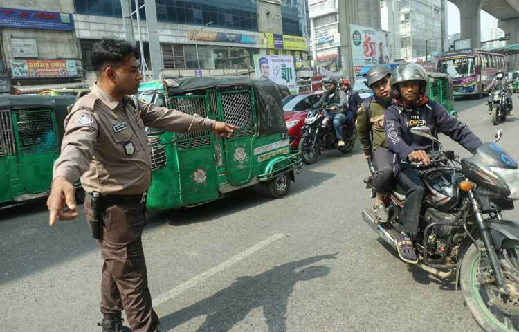 এলাকাবাসীর কেউ কেউ জানান, চেকপোস্টের কারণে সাময়িক ভোগান্তি হলেও নিরাপত্তা বাড়ানোকে তারা ইতিবাচক হিসেবেই দেখছেন। অনেকের মতে, নির্বাচনকে কেন্দ্র করে যাতে কোনো বিশৃঙ্খলা না ঘটে, সে জন্য এমন সতর্কতা জরুরি।