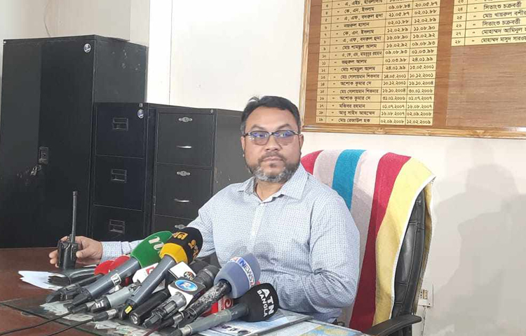 পবিত্র ঈদুল ফিতর উপলক্ষে ট্রেনের অগ্রিম টিকিট বিক্রি শুরু হয়েছে আজ। বিক্রি শুরুর আড়াই ঘণ্টার মধ্যেই পশ্চিমাঞ্চল রেলের ১১ হাজার টিকিট বিক্রি শেষ হয়েছে বলে জানিয়েছেন কমলাপুর রেলওয়ে স্টেশন ম্যানেজার মোহাম্মদ মাসুদ সারওয়ার। ছবি: নাহিদ সাব্বির