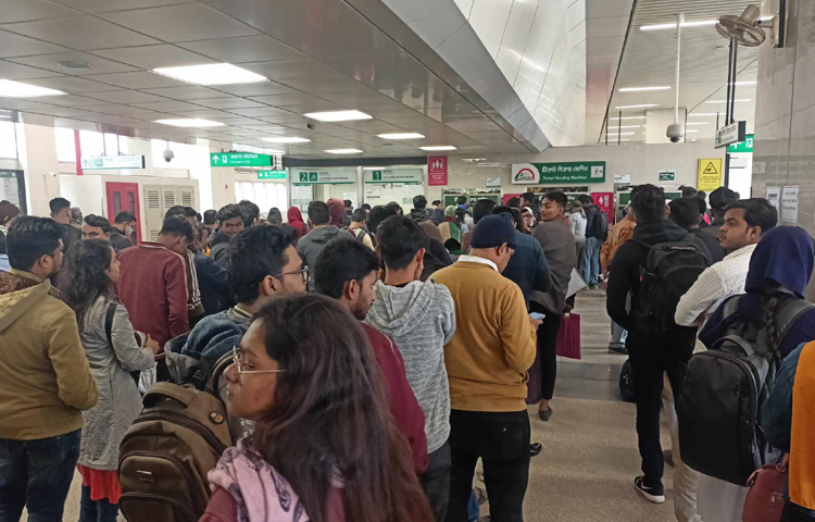 সার্বক্ষণিক ভাবে চলছে মেট্রোরেল। টিকিট কিনতে স্টেশনে সব সময় ভীড় লেগেই থাকে। ছবি: মাহবুব আলম