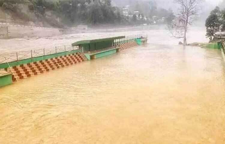 পশ্চিমবঙ্গে বিপৎসীমা ছাড়িয়েছে তিস্তার পানি। এতে আতঙ্কে আছেন তিস্তা নদীর পারে বসবাসকারী স্থানীয় বাসিন্দারা। ছবি: সংগৃহীত