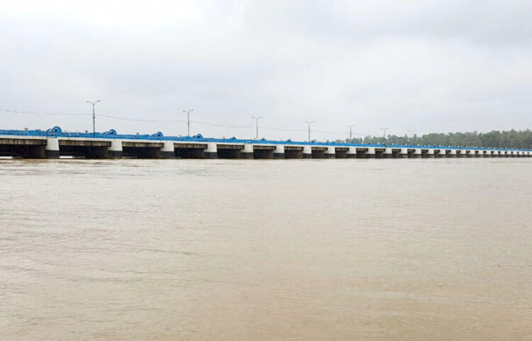 লালমনিরহাটে ভারী বর্ষণ আর উজান থেকে নেমে আসা পাহাড়ি ঢলে তিস্তা, ধরলা, সানিয়াজান নদীর পানি বেড়েই চলেছে। নতুন নতুন এলাকায় পানি প্রবেশ করে ঘরবাড়ি ও রাস্তাঘাট ডুবে বন্যার সৃষ্টি হয়েছে। তিস্তা ব্যারাজের ৪৪টি গেট খুলে দিয়েছে পানি উন্নয়ন বোর্ড। এতে জেলার ৫ উপজেলার প্রায় ৩ হাজার পরিবার পানিবন্দি হয়ে পড়েছে। আজ সকাল ৯টায় তিস্তা ব্যারাজ পয়েন্টে তিস্তার পানিপ্রবাহ রেকর্ড করা হয়েছে ৫২ দশমিক ০০ সেন্টিমিটার। যা বিপৎসীমার ১৫ সেন্টিমিটার নিচ দিয়ে প্রবাহিত হচ্ছে। (স্বাভাবিক ৫২ দশমিক ১৫ সেন্টিমিটার)। ছবি- জাগো নিউজ