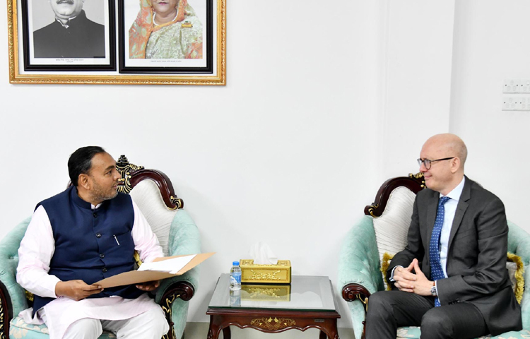 বাণিজ্য প্রতিমন্ত্রী আহসানুল ইসলামের (টিটু) সঙ্গে সাক্ষাৎ করেছেন বাংলাদেশে নিযুক্ত ইউরোপীয় ইউনিয়নের রাষ্ট্রদূত চার্লস হোয়াইটলি। ছবি: পিআইডি