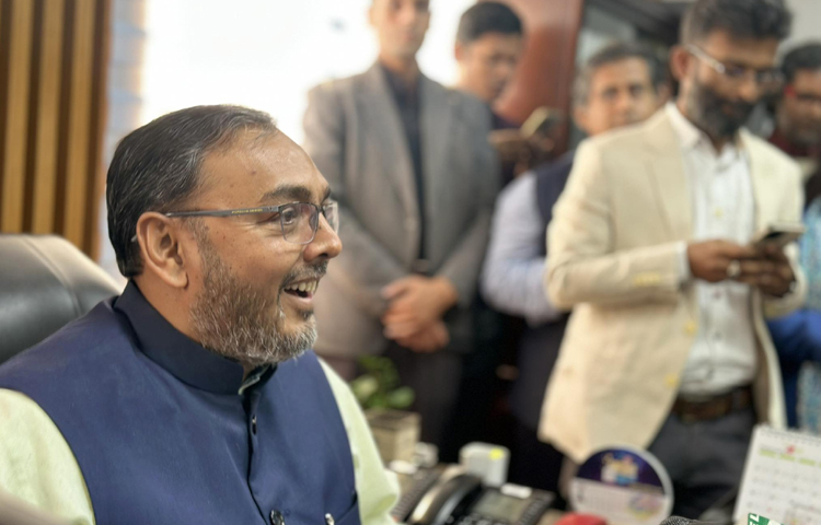 শুল্ক কমায় আগামী সপ্তাহের মধ্যে ভোজ্যতেল ও চিনির নতুন দাম নির্ধারণ হবে বলে জানিয়েছেন বাণিজ্য প্রতিমন্ত্রী আহসানুল ইসলাম টিটু। ছবি: ইসমাইল হোসেন রাসেল