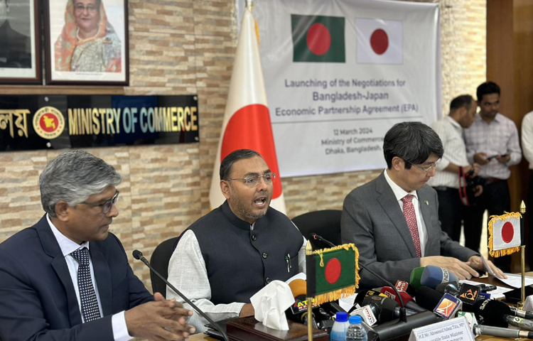 আজ বাংলাদেশ-জাপান ইকোনমিক পার্টনারশিপ এগ্রিমেন্ট (ইপিএ) নিয়ে যৌথ সংবাদ সম্মেলনে সাংবাদিকদের প্রশ্নের জবাবে বাণিজ্য প্রতিমন্ত্রী আহসানুল ইসলাম টিটু বলেছেন, ভারত থেকে পেঁয়াজ আমদানির অনুমোদন পেয়েছি। এখন দাম নিয়ে আলোচনা হচ্ছে। ছবি: ইসমাইল হোসেন রাসেল