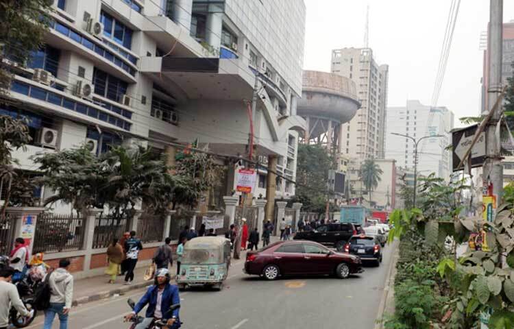 রাজধানীর মহাখালীগামী সব সড়ক বন্ধ করে দিয়েছে তিতুমীর কলেজের আন্দোলনরত শিক্ষার্থীরা। ছবি: জাগো নিউজ