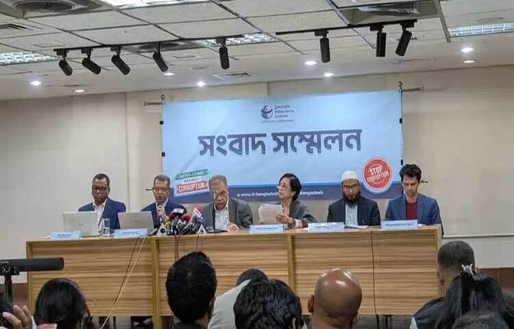 রাজনৈতিক দল ও আমলাতন্ত্র জুলাই আন্দোলন থেকে কোনো শিক্ষা নেয়নি বলে মন্তব্য করেছেন ট্রান্সপারেন্সি ইন্টারন্যাশনাল বাংলাদেশের (টিআইবি) নির্বাহী পরিচালক ড. ইফতেখারুজ্জামান।