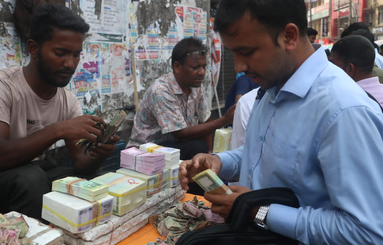 দুই টাকার এক বান্ডিল টাকা কিনতে হলে গুনতে হচ্ছে ২৮০ টাকা, পাঁচ টাকার বান্ডিলে ১৫০ টাকা। ছবি: মাহবুব আলম