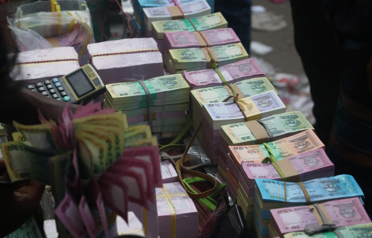 ৫, ১০, ২০, ৫০, ১০০, ২০০ টাকার নোট পাওয়া যাচ্ছে বাজারে। ছবি: মাহবুব আলম