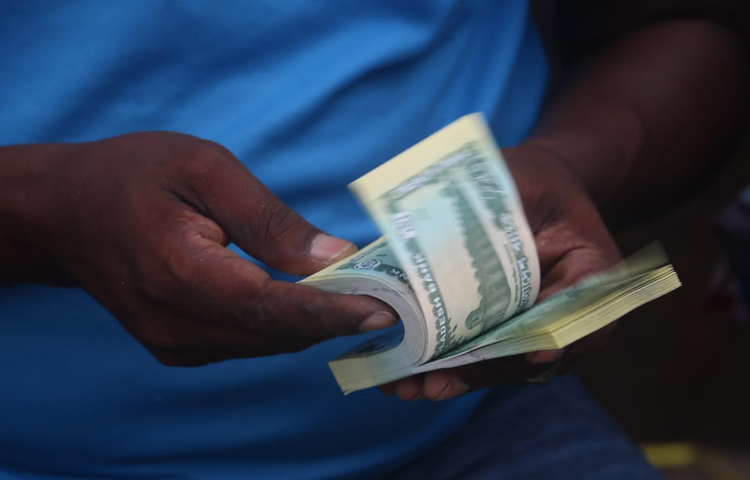 রাজধানীর গুলিস্তানের পাতাল মার্কেটের সিঁড়ির পাস ঘেঁসে ফুটপাতে ওপর বিক্রি হচ্ছে নতুন টাকার নোট। ছবি: মাহবুব আলম