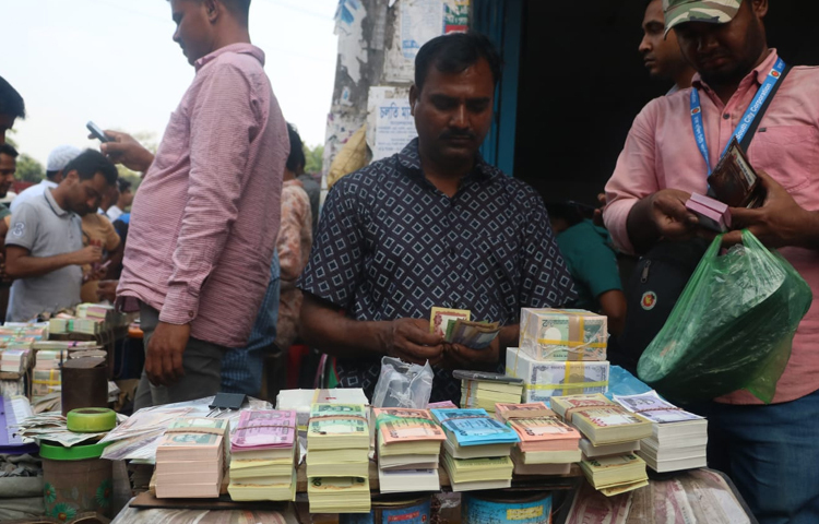 আর ১০ টাকার প্রতি বান্ডিলের জন্য অতিরিক্ত দিতে হচ্ছে ২৮০ থেকে ৩০০ টাকা, ২০ টাকা টাকার বান্ডিলে ২৮০ টাকা, ৫০ টাকার বান্ডিল ৩০০ টাকা, ১০০ টাকার বান্ডিলে ৩০০ টাকা এবং ২০০ টাকার বান্ডিলের জন্য অতিরিক্ত দিতে হচ্ছে ৩৫০ টাকা পর্যন্ত। ছবি: মাহবুব আলম