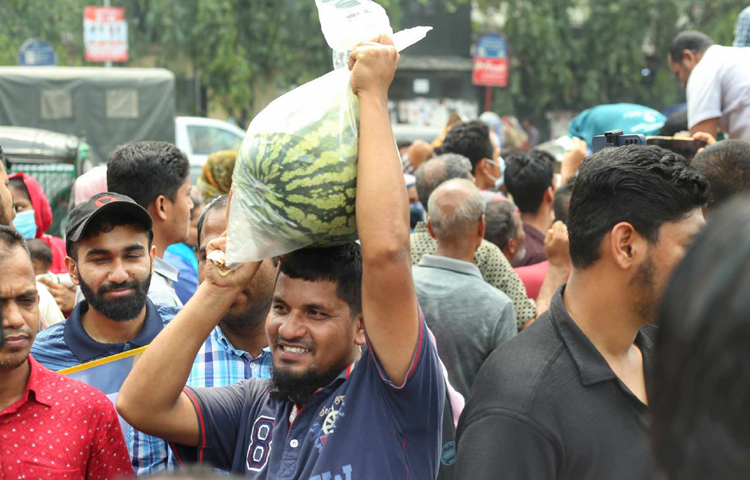 কমদামে তরমুজ কিনতে পেরে দারুণ খুশি ক্রেতারা। ছবি: মাহবুব আলম