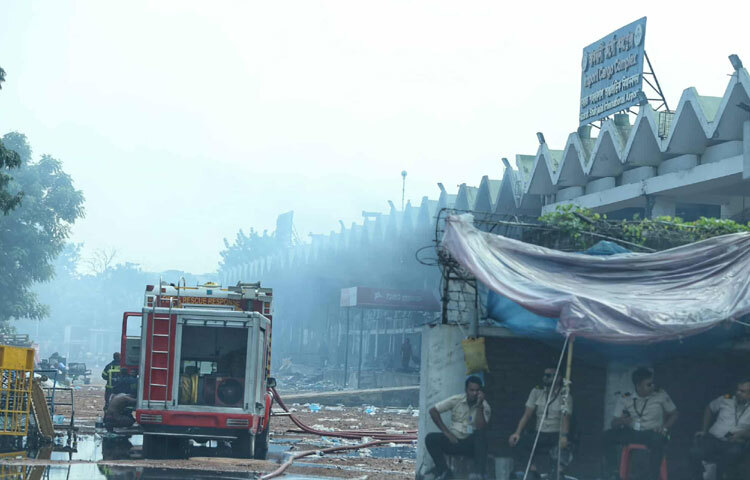 দুপুর সোয়া ১২টার দিকে অগ্নিকাণ্ডে ক্ষতির পরিমাণ জানতে কার্গো ভিলেজে প্রবেশ করেছেন বিমান পরিবহন ও পর্যটন মন্ত্রণালয়ের উপদেষ্টা। এছাড়া বিজিএমইএ এর একটি প্রতিনিধিদল সেখানে প্রবেশের প্রস্তুতি নিচ্ছেন।