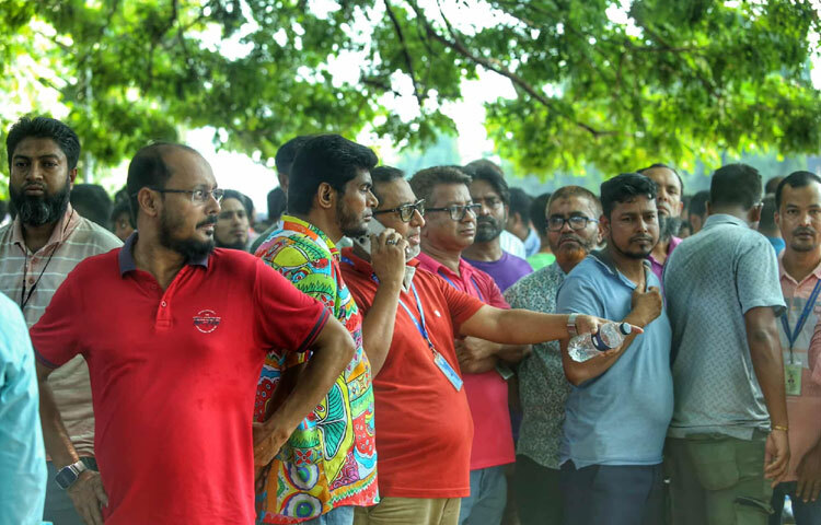 অন্যদিকে বিমানবন্দরের কার্গো ভিলেজের সামনে মানুষের ভিড় দেখা গেছে। বিমানবন্দরে ফ্লাইট চলাচল স্বাভাবিক রয়েছে।